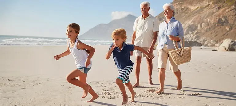 Menschen sitzen am Strand und entspannen sich