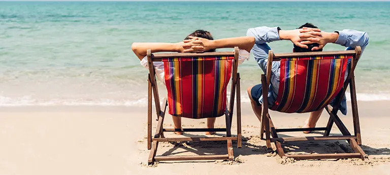 Menschen sitzen am Strand und entspannen sich